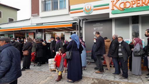 Osmancık’ta Tarım Kredi koperatifi marketi önünde uzun yağ kuyruğu 1