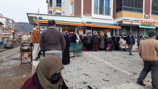  Osmancık’ta Tarım Kredi koperatifi marketi önünde uzun yağ kuyruğu 11