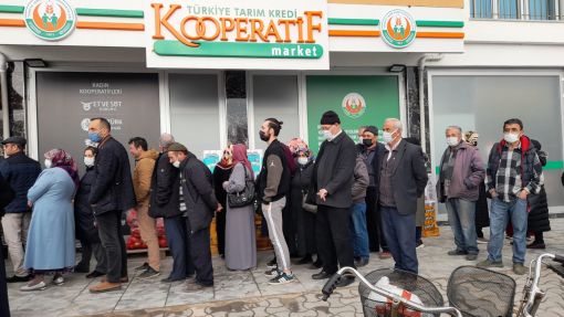  Osmancık’ta Tarım Kredi koperatifi marketi önünde uzun yağ kuyruğu 6