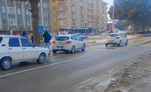  Osmancık ta yol ortasında kazaya karışarak çalışmayan aracı  trafik polisleri itti 2