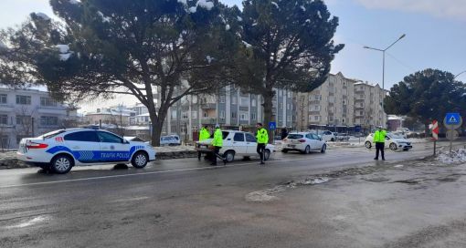  Osmancık ta yol ortasında kazaya karışarak çalışmayan aracı  trafik polisleri itti 3