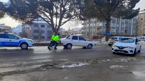  Osmancık ta yol ortasında kazaya karışarak çalışmayan aracı  trafik polisleri itti 5
