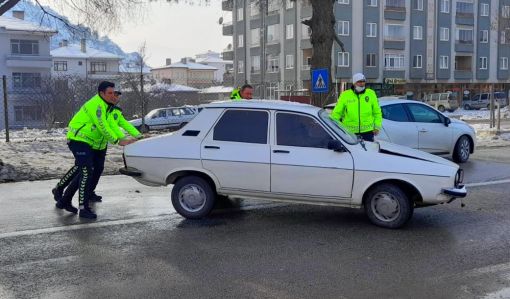  Osmancık ta yol ortasında kazaya karışarak çalışmayan aracı  trafik polisleri itti 6