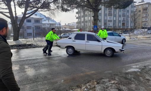  Osmancık ta yol ortasında kazaya karışarak çalışmayan aracı  trafik polisleri itti 7