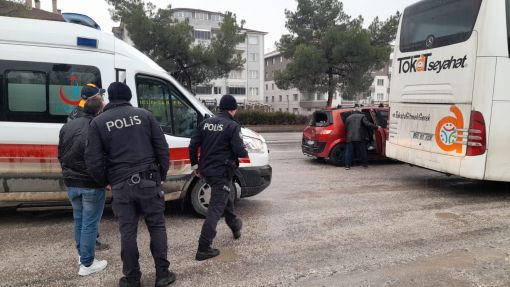  Osmancık’ta yolcu otobüsü önündeki otomobile çarptı 1 yaralı 4