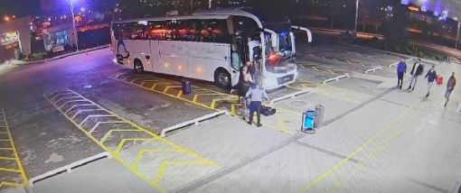  Otobüs terminalinde muavinin yolcuyu darbetmesi kamerada