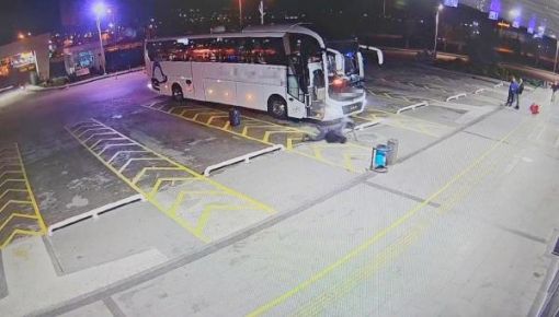  Otobüs terminalinde muavinin yolcuyu darbetmesi kamerada 2