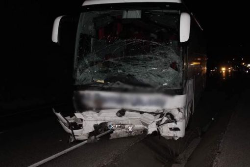 Otomobil ile yolcu otobüsü çarpıştı 2 ölü, 16 yaralı 10