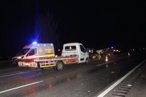  Otomobil ile yolcu otobüsü çarpıştı 2 ölü, 16 yaralı 4