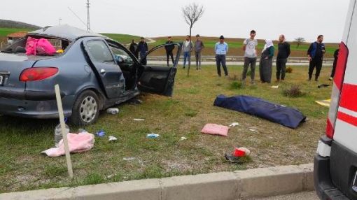  İki otomobilin karıştığı trafik kazasında bir kişi öldü, beş kişi yaralandı. 4