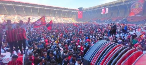  Şampiyonluğu garantileyen Çorum FK taraftarları kutlama yaptı 2
