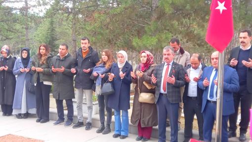  Şehit Şenay Aybüke Yalçın öğretmeni anmak için meslektaşları bir gün öncesinden mezarı başında toplandı 4