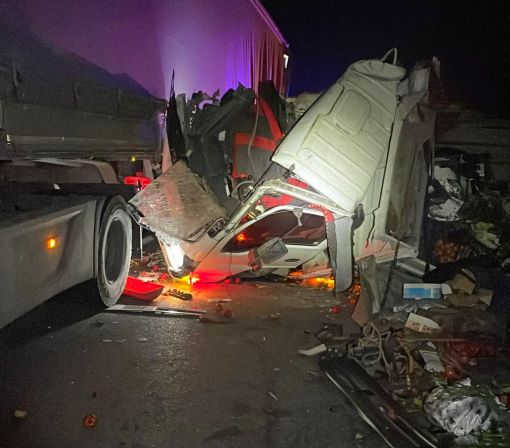  TIR'a çarpan kamyon sürücüsü yaralandı 5