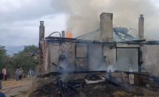 Tosya'da ev yandı 5