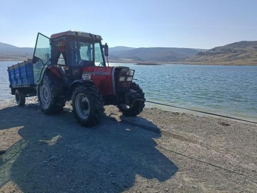  Çorum'da traktörünü temizlemek için göle sokan Gazi Eyvaz, daha sonra aracı çıkaramayınca 112'yi aradı. İtfaiye ve AFAD ekiplerinin halat bağladığı traktör, çekiciyle gölden çıkarıldı. 1