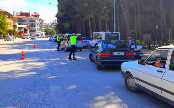 Osmancık şehir içerisinde trafik polisi ekipleri denetim yaptı