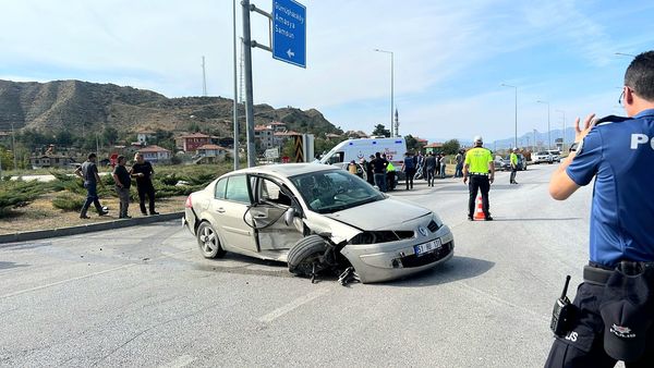 Osmancık'ta otomobiller çarpıştı 4 yaralı