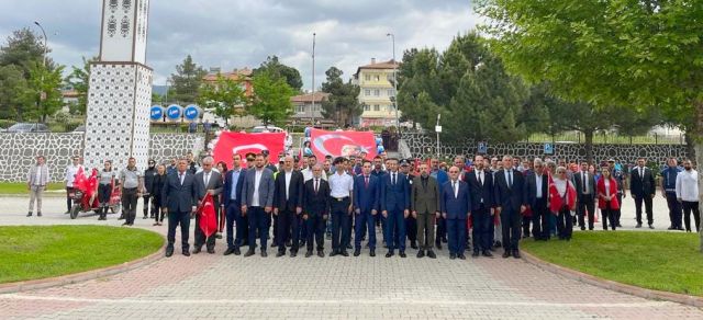  Osmancık'ta Atatürk anıtına çelenk sunma programı yapıldı.