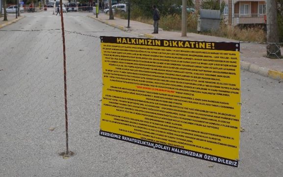 Osmancık’ta Mahkeme kararı nedeniyle mülk sahipleri caddeyi yaya ve araç trafiğine kapattı